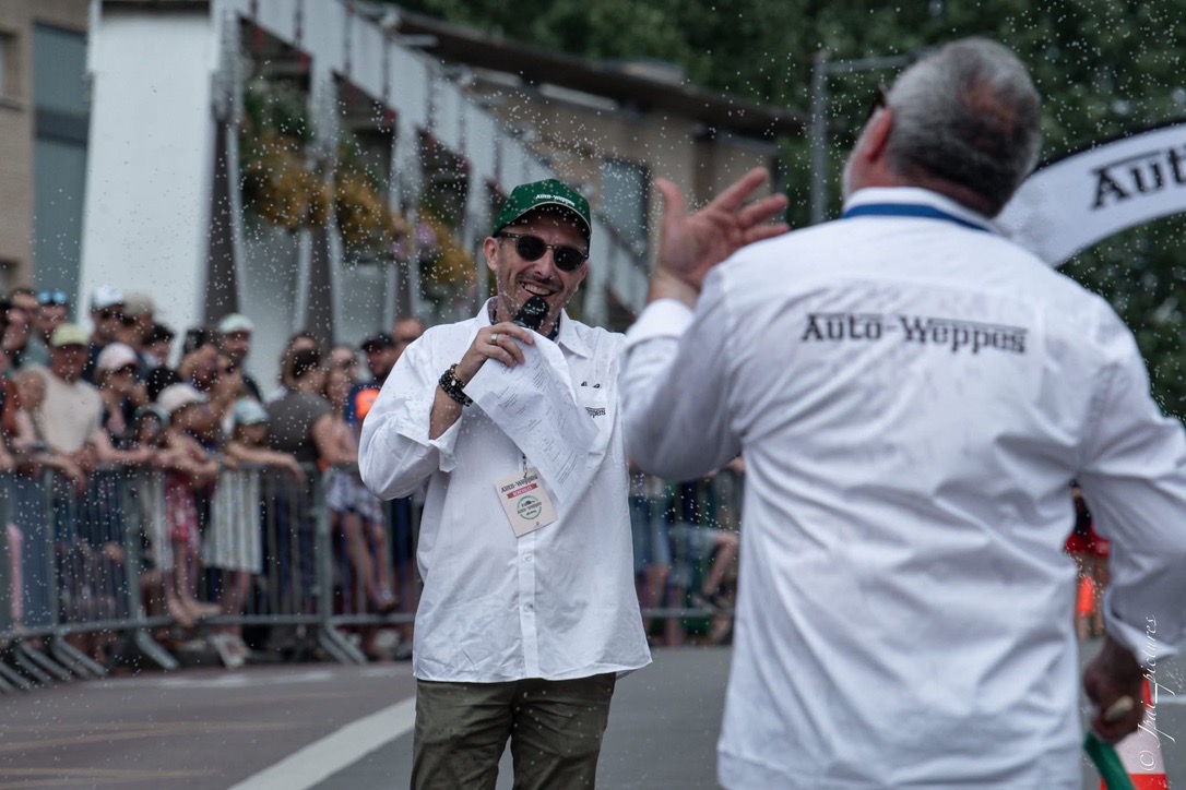 José Freitas, casquette Auto-Weppes, micro en main au bord du circuit, devant le public
