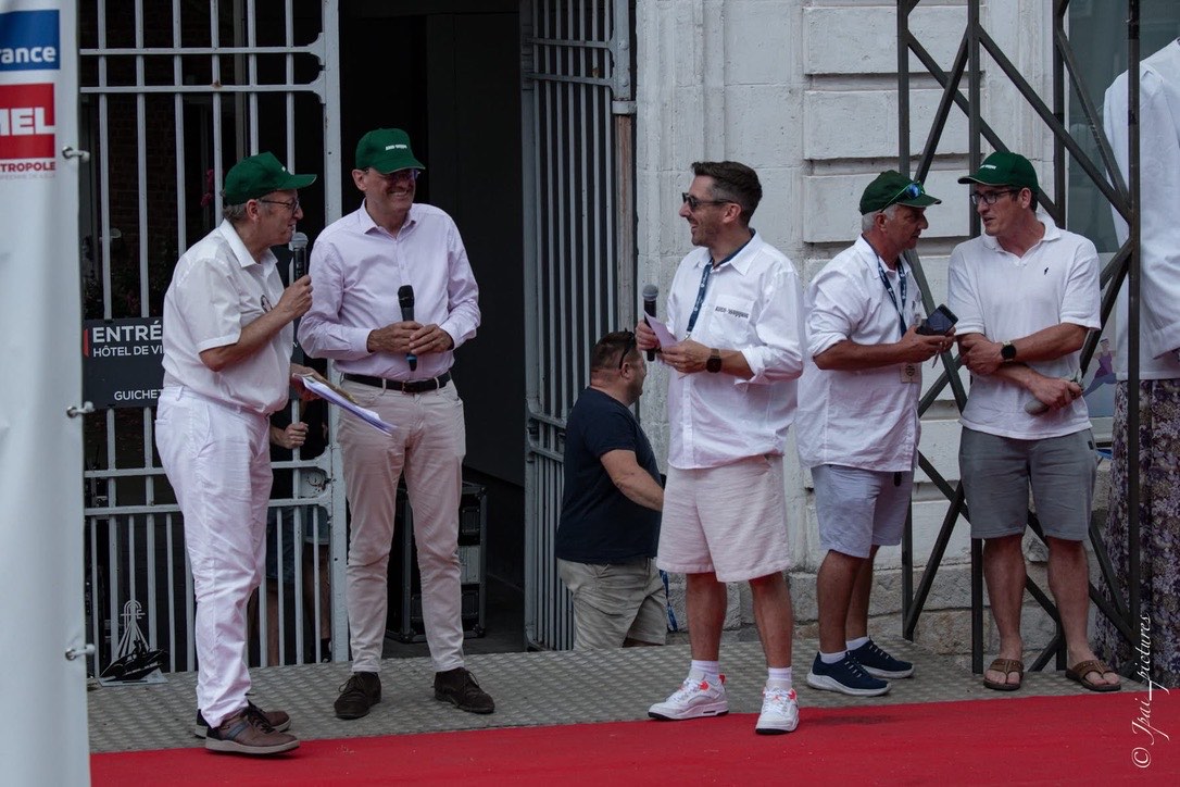 Sur le tapis rouge d'Auto-Weppes, devant l'hôtel de ville d'Haubourdin