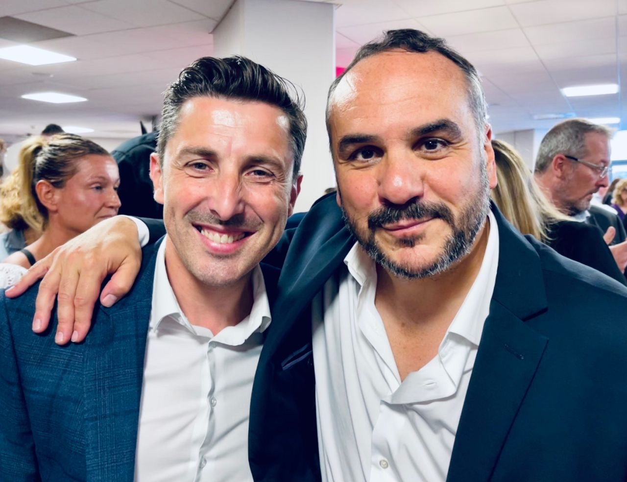 José Freitas et François-Xavier Demaison, tout sourire, lors de la Soirée à la carte 2023