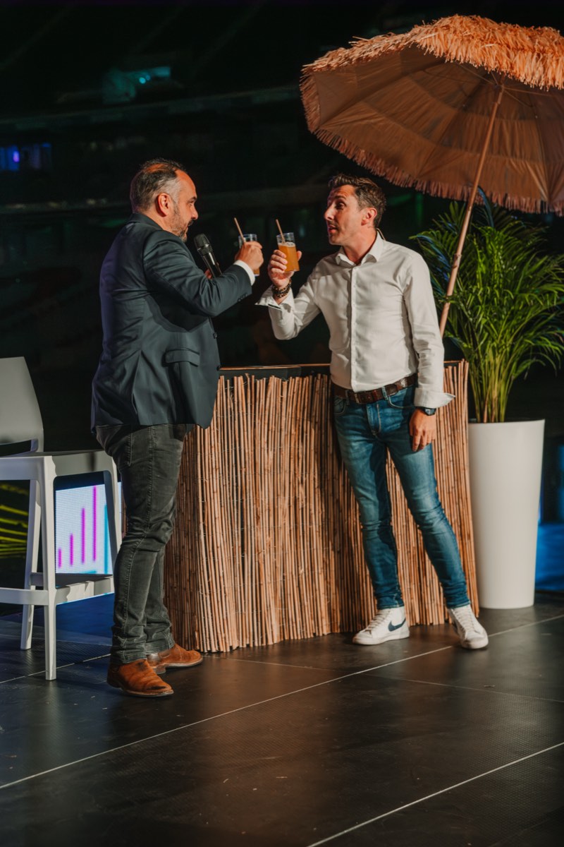 José Freitas et François-Xavier Demaison trinquent, cocktail en main, sur la scène de la Soirée à la carte