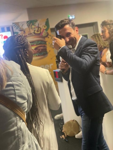 José Freitas au micro au milieu du public de la Soirée à la carte