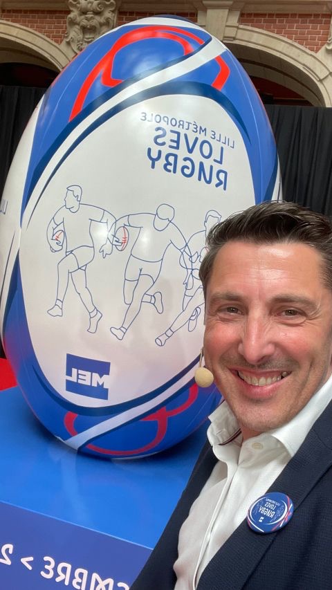 José Freitas tout sourire devant le ballon géant de la Coupe du monde
