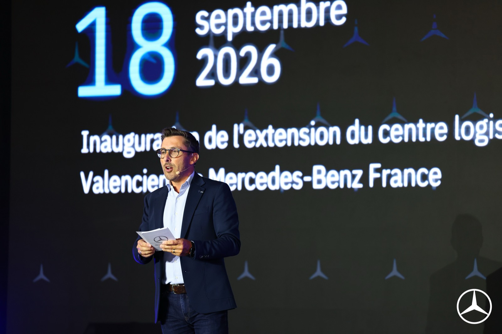 José Freitas sur scène devant l'écran « 18 septembre 2026, inauguration de l'extension du centre logistique de Valenciennes Mercedes-Benz France »