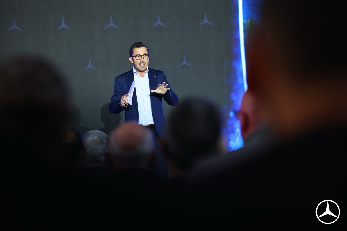 José Freitas face au public de l'inauguration Mercedes-Benz