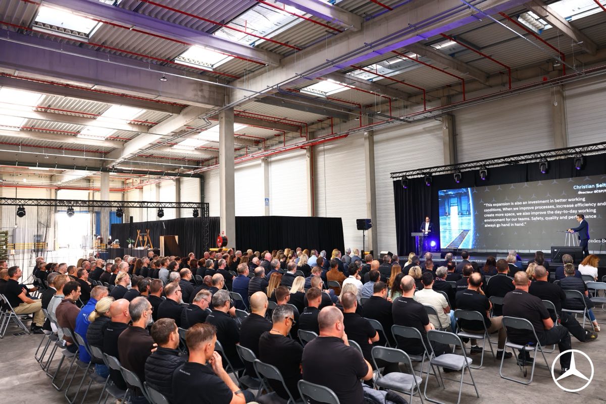 Le public réuni dans le centre logistique Mercedes-Benz de Valenciennes