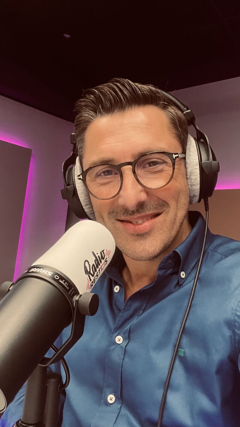José Freitas au micro de Radio Restos, casque sur les oreilles