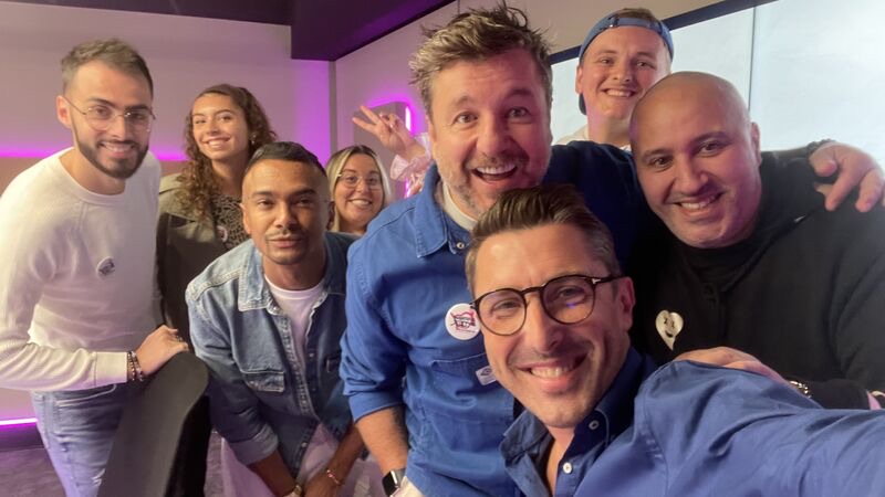 L'équipe de la matinale réunie dans le studio de Radio Restos