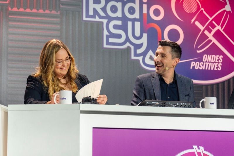 José Freitas et sa co-animatrice au plateau de Radio SYHO, « Ondes positives »