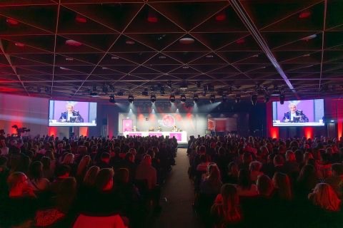 La salle de la convention Synergie face au plateau radio