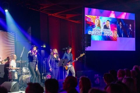 Les musiciens et chanteuses sur scène pendant Radio SYHO