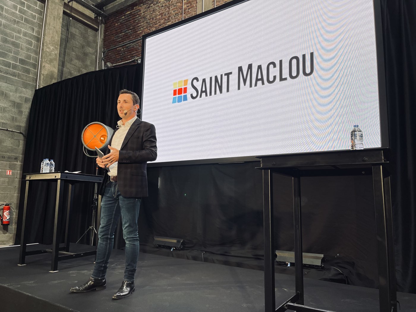 José Freitas sur scène, micro à la main, lors d'une convention Saint Maclou