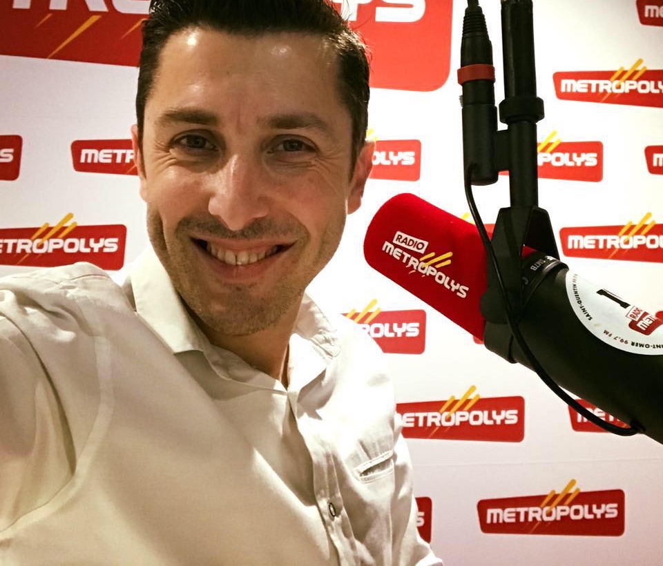 José Freitas souriant derrière un micro de radio