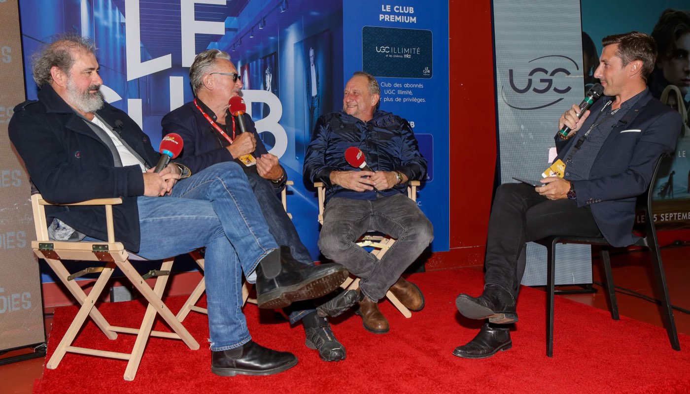 José Freitas interviewant trois invités sur le tapis rouge du plateau « Le Club » UGC