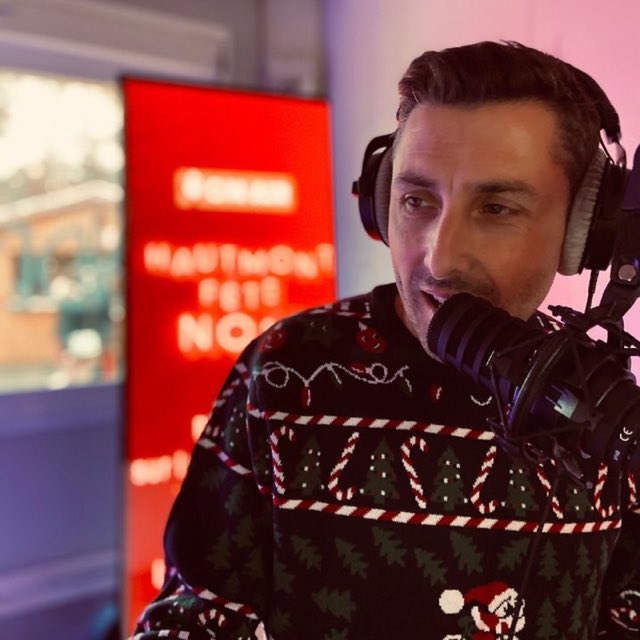 José Freitas au micro des Bonnes Ondes hautmontoises, la radio de Noël d'Hautmont