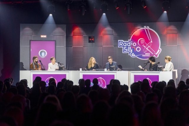 Le plateau de Radio SYHO face au public